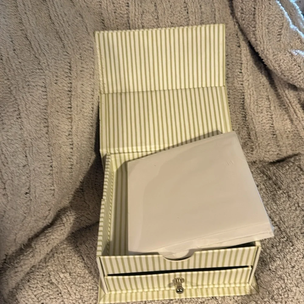 Nature’s Sketchbook by Marjolein Bastin sage green /cream keepsake and note box